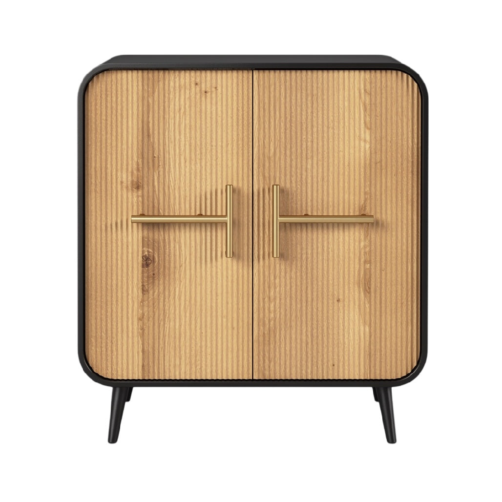 Moderne kast met houten front en gouden handgrepen